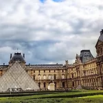 Suite Champs-Elysees Paris 8E